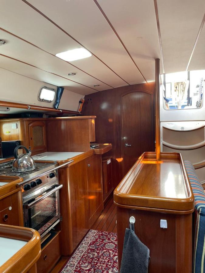 Отель Beautiful And Comfortable Sailboat With Secure Parking Available Барселона Экстерьер фото