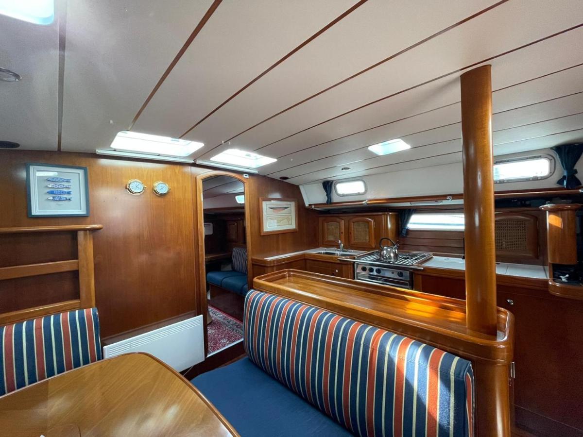 Отель Beautiful And Comfortable Sailboat With Secure Parking Available Барселона Экстерьер фото