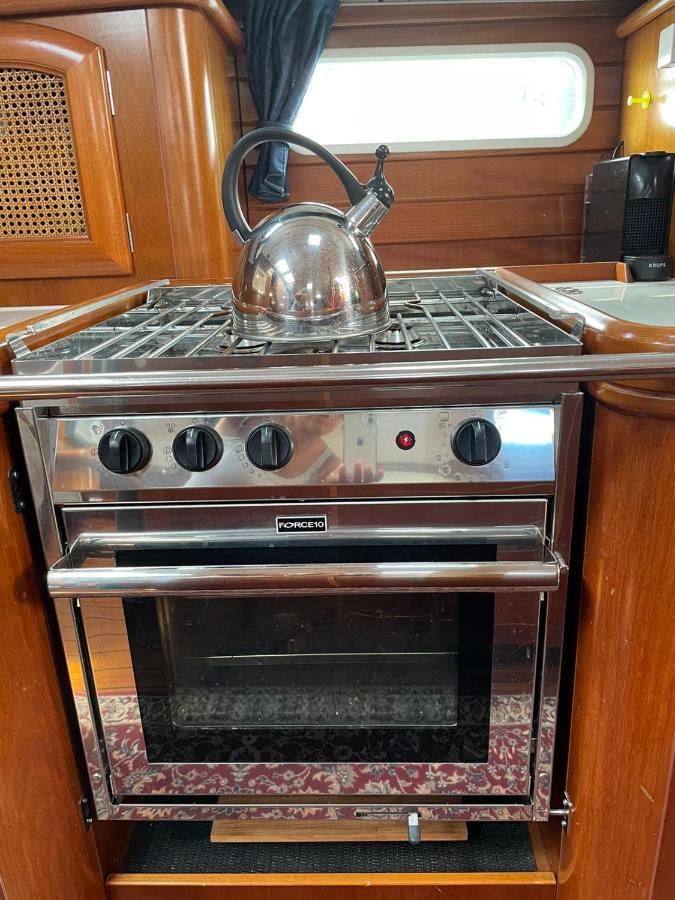 Отель Beautiful And Comfortable Sailboat With Secure Parking Available Барселона Экстерьер фото