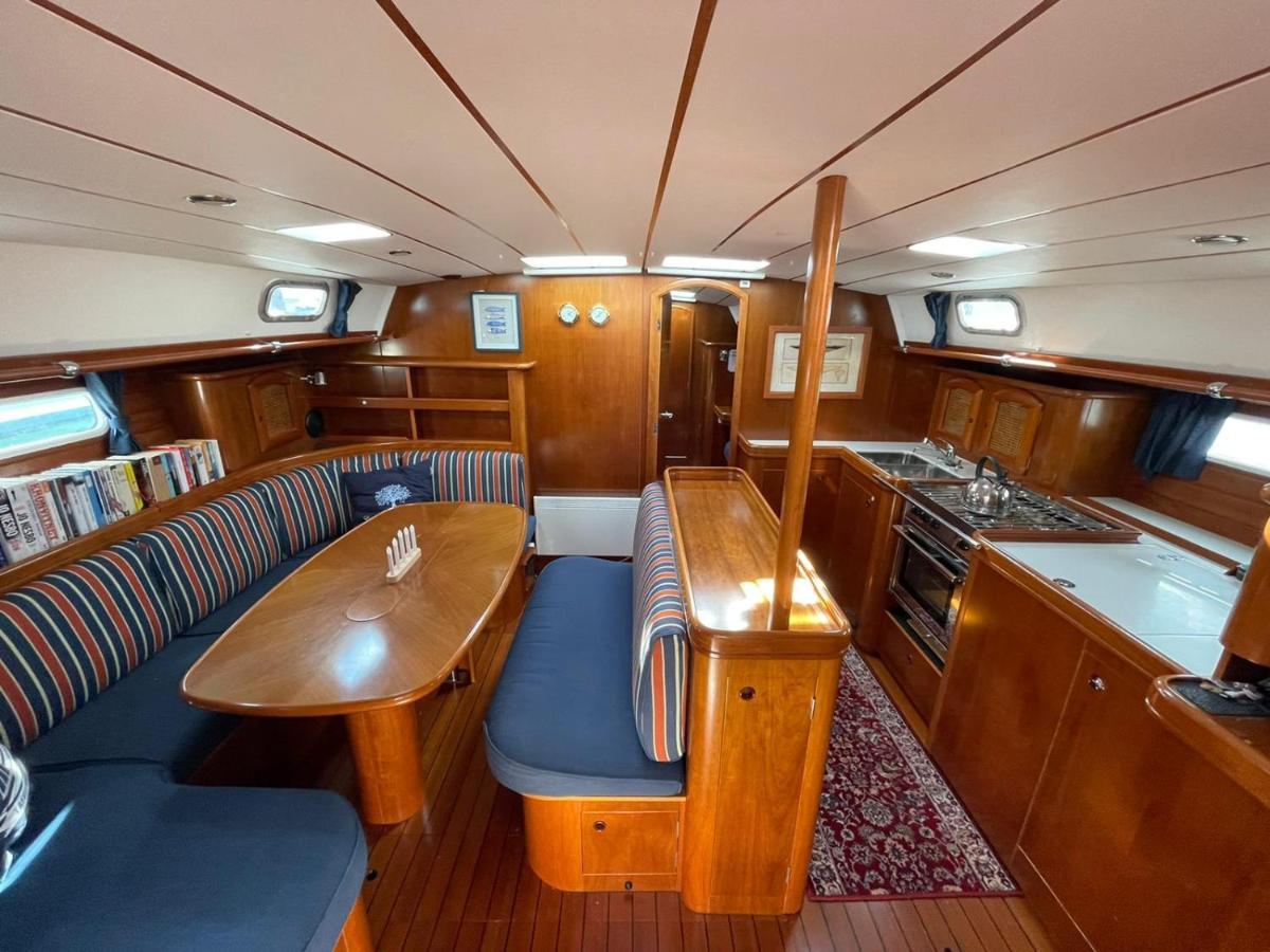 Отель Beautiful And Comfortable Sailboat With Secure Parking Available Барселона Экстерьер фото