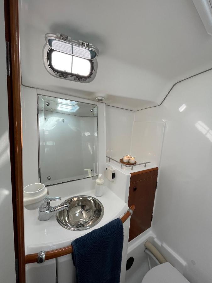Отель Beautiful And Comfortable Sailboat With Secure Parking Available Барселона Экстерьер фото